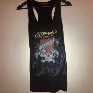 Vintage ed hardy linne  - Säljer mitt vintage Ed hardy linnet eftersom jag inte fått nån användning av de.Står ingen storlek men passar M kan komma med mått privat om någon undrar.Skickar inga bilder med plaggen på om jag inte lagt ut de här eftersom män lådsas vara tjej profiler.