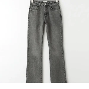 Low waist bootcut jeans - Snygga och stilrena jeans från Gina, säljer då de inte kommer till användning! Nyskick💖💖