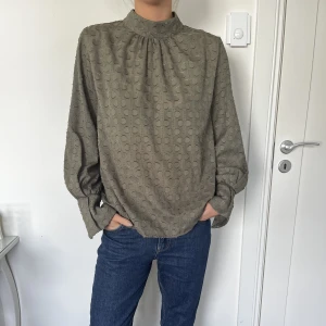 Blus - Fin blus från H&M - storlek 36 - kontakta mig om ni har några frågor!