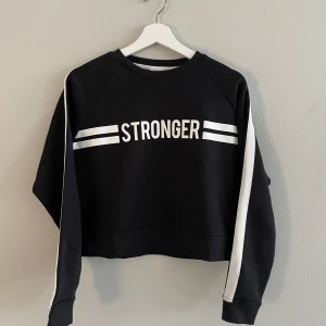 Tränings tröja  - Snygg träningströja från stronger, helt oanvänd!