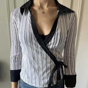 Skjorta/blus  - Otroligt fin blus/skjorta köpt här på plick, använder för sällan bara :( 