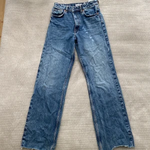 Jeans Zara - Sjukt snygga lite högmidjade raka jeans från Zara. Säljer då de inte kommer till användning längre.