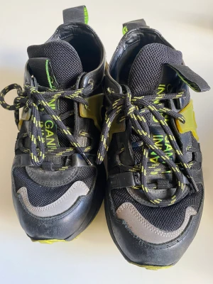 Ganni Skor Strl 36  - Ganni skor supersköna med reflex och hög sula. 