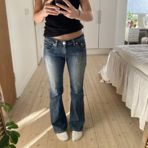 Jeans - Skitsnygga lågmidjade bootcutjeans kmr tyvärr inte till användning  Midjemått: ca 40,5 cm  Jag är ca 165 cm lång🤍