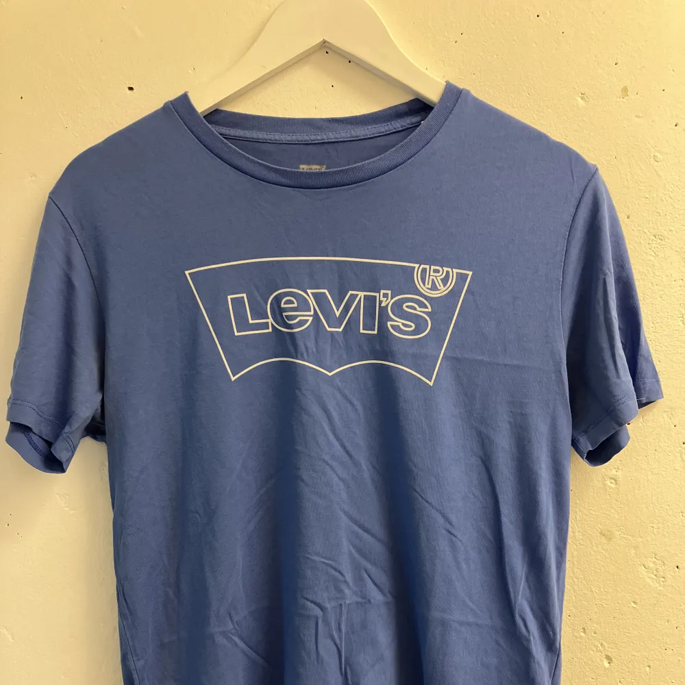 Blå Levi’s T-shirt i använt men fint skick.  Storlek S. 🩵. T-shirts.