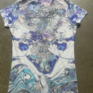 Ed Hardy polo tröja xs - Hejhej säljer min polo pågrund av använder ej, polyester och lite noppig så säljer den billigt. Liten och passar xs-xxs. 