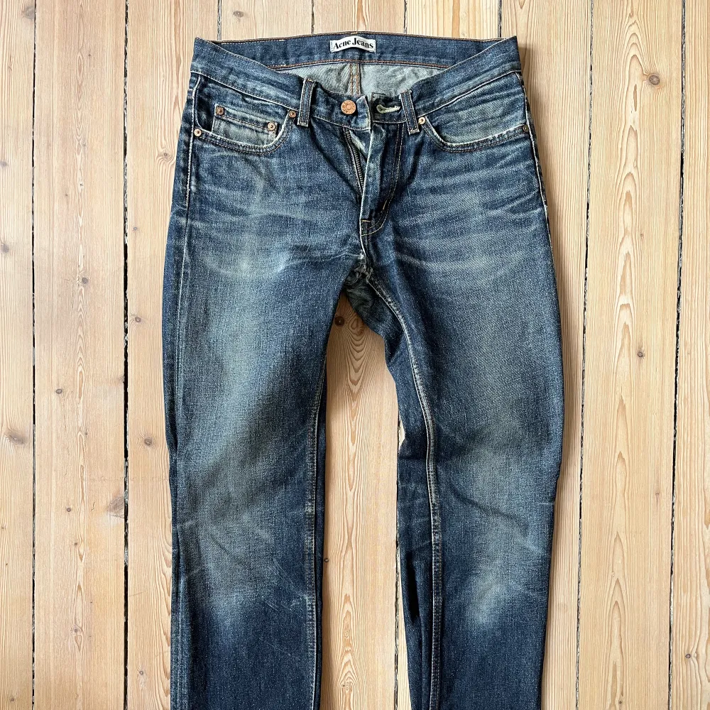 Acne Jeans, 30/34, mörkblå, Mic Desert, reparerade i gren. Jeans & Byxor.