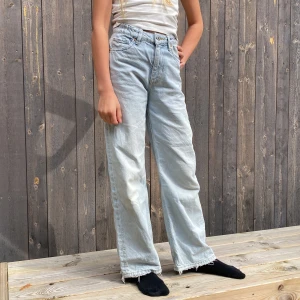 Jeans stl 134 Gina Tricot - Ljusa jeans i stl 134 från Gina Tricot. High waisted. 