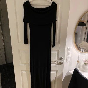 Soft Touch maxi klänning - Maxi klänning i soft touch ifrån Gina Tricot. Nypris 400kr. Säljer för 200. Klänningen är endast använd en gång. Storlek S
