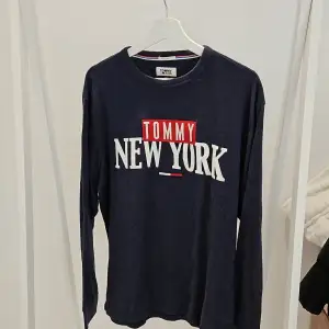Tommy jeans mörkblå tröja i storlek L 