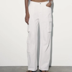 ZARA CARGOBYXOR - Säljer dessa slutsålda, helt nya cargobyxor från Zara då jag råkat beställa fel storlek. 