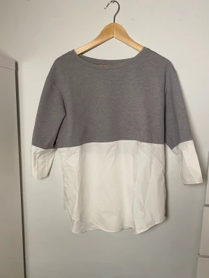 Supersöt cos tröja - Jättegullig gråvit ifrån cos. Den har trekvarts ärm och är jättesnygg. Superskick (inga slitage/defekter) Storlek S men passar M också. Perfekt till skolan eller jobbet!❤️ 
