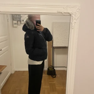 Skid/vinter jacka - En skidjacka från några år tillbaka, är i väldigt bra skick inga hål eller fläckar eller likande. Går att ta av luvan och har även fickor för skidlift inne i jackan och på ärmen. Det är storlek 40 i ”barn” storlek så passar storlek xs-m. Pris diskuterbart