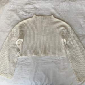 En croppad skickad tröja med microkrage och utsvängda ärmar! Superskön och varm och kan stylas som allt mellan 70-tal och stockholmsstil. Den har en lös maska på fram och baksidan, syns knappt. Går inte att köpa längre!💋