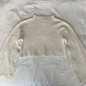 En croppad skickad tröja med microkrage och utsvängda ärmar! Superskön och varm och kan stylas som allt mellan 70-tal och stockholmsstil. Den har en lös maska på fram och baksidan, syns knappt. Går inte att köpa längre!💋
