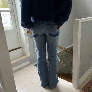 Coolaste jeansen❤️ - Säljer mina snyggaste jeans då dem är lite försmå❤️ storlek 34, modellen på bilden är 165 och dem passar någon längre💗💓pris diskuterbart