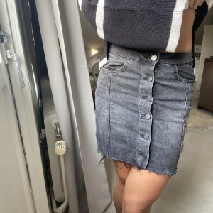 Jeanskjol - Riktigt snygg jeanskjol med knappar längs framsidan. 