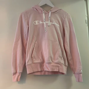 Hoddie - En hoddie i storlek small ifrån champion. Använd ett fåtal gånger så den är i nyskick och säljes pågrund av ej använder. För fler frågor hör av dig. 