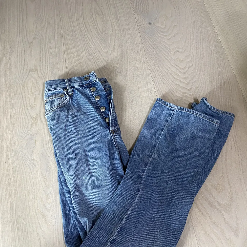 Blåa never denim jeans från bikbok i storlek W-24 L-30. Nyskick, 150kr. Jeans & Byxor.