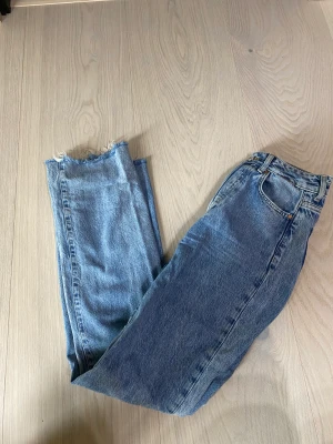 Jeans - Blåa never denim jeans från Bikbok i storlek W-25. Klippta i benen så de passar en som är runt 163. Nyskick 100kr