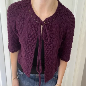 Trekvartsärmad kofta - Så fin trekvartsärmad kofta/bolero i vinrött. Perfekt nu till hösten❤️Perfekt skick! Storleken passar S-L.  Skriv vid funderingar och kolla in alla andra snygga plagg jag säljer😇💗