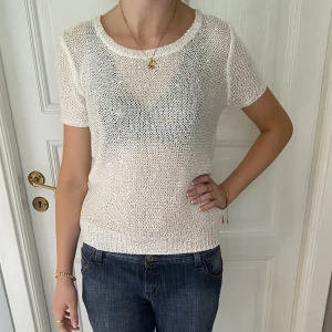 Paljettopp - Galet snygg tunn vit stickad t-shirt/topp med fina paljetter💗 Bra skick bortsett från någon mindre tråddragning! Passar S-M. Skriv vid funderingar och kolla in alla andra snygga plagg jag säljer😇💕