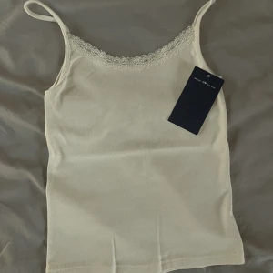 Linne från brandy melville - Jättegulligt linne från brandy Melville❤️ helt nytt och endast provad! Säljer då den inte var som jag tänkte mig! Kostade ca 280kr som ny inkl frakt! Är i en benvit/off white färg och 100% bomull❤️Prutat och klart! ❌LÄS BIO INNAN DU KONTAKTAR/KÖPER❌