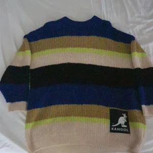 Stickad tröja/klänning  - Den här stickade lång tröjan är något som jag aldrig använt där av är plaghet i nyskick. Den är köpt på H&M för några år sedan och har märket Kangol.  Mycket mysigt och skönt matreal på den och fina starka färger 💗