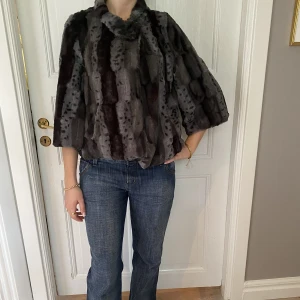 Trekvartsärmad jacka - Så snygg och mysig trekvartsärmad jacka i fuskpäls💕Perfekt nu till hösten! Superfint skick. Storleken passar S-M.  Skriv vid funderingar och kolla in alla andra snygga plagg jag säljer😇💗