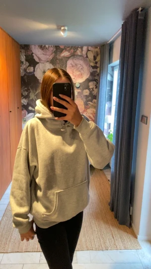 Grå hoodie - Ljusgrå hoodie i hyfsat bra skick. Inte så sliten, väldigt bekväm och skön nu till hösten 💕💕