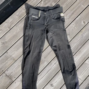 Vädertåliga ridbyxor - Inköpta för kring 6-700kr. Endast använda 2 gånger. Materialet har ett lätt vind/vattenmotstånd. 