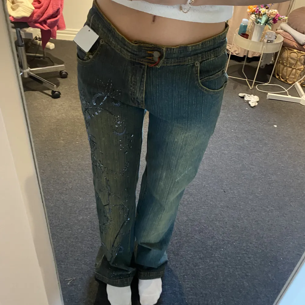 Lågmidjade jeans med glitter på ena benet! Supersnygga men lite för stora på mig tyvärr . Jeans & Byxor.