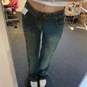 Lågmidjade jeans med glitter på ena benet! Supersnygga men lite för stora på mig tyvärr 