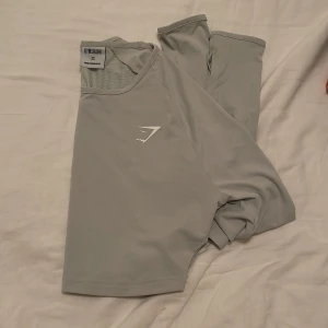 Gymshark topp - Gymshark cropped topp i en ljus grön färg, passar bra med dem gröna tightsen jag säljer. Använd en gång.  Strl.xs 