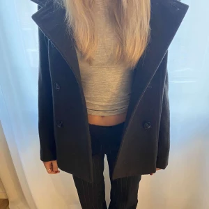 Svart kappa - En jättefin kappa i bra skick som är perfekt i kallare väder💕  (Vi har även mer kappor/jackor)