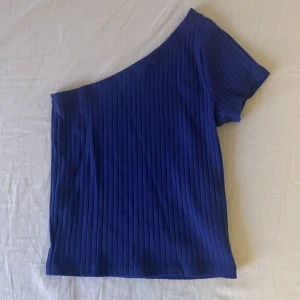 Blå topp - Blå topp från Gina Tricot. Storlek xxs men passar även som en xs. Ändats använd en gång.