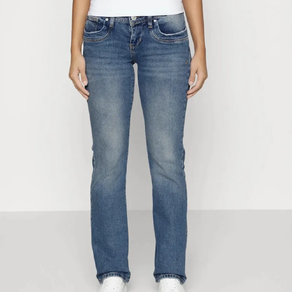 Ltb jeans (köpta på plick men i väldigt bra skick) då dom tyvärr va för stora på mig!! passade perfekt i längden å jag är ca 170cm 🩷🙌🏼 priset går att diskutera . Jeans & Byxor.