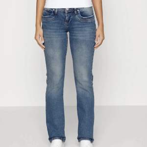 Ltb jeans (köpta på plick men i väldigt bra skick) då dom tyvärr va för stora på mig!! passade perfekt i längden å jag är ca 170cm 🩷🙌🏼 priset går att diskutera 