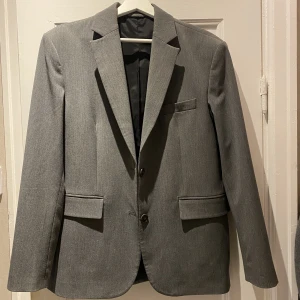 Djerf Avenue kavaj - Grå Djerf Avenue kavaj i storlek XS. Använd men i bra skick! Säljer då den tyvärr inte kommer till användning längre. Hör gärna av dig vid frågor ☺️