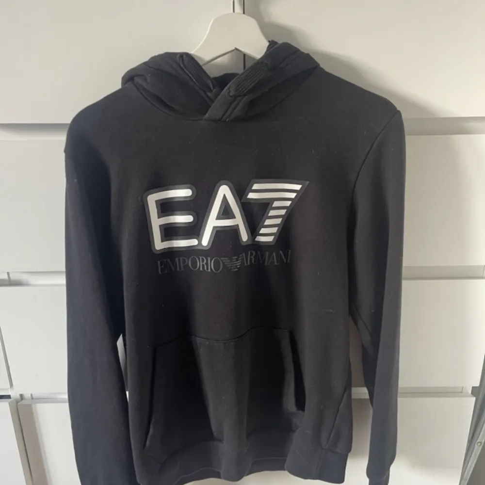 Ea7 hoodie storlek s, använd fåtal gånger i fint skick. Hoodies.