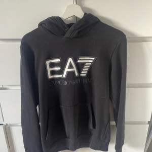 Ea7 hoodie storlek s, använd fåtal gånger i fint skick