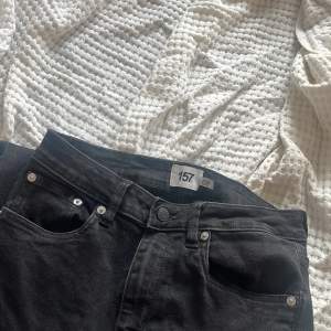 Svarta bootcut jeans ifrån Lager 157. Aldrig använda då de ej passar. 