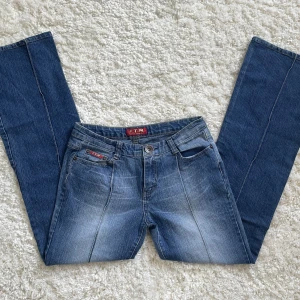 Lågmidjade Bootcut jeans  - Så fina lågmidjade Bootcut jeans från f.t.m, jätte fint skick. Inga bilder på då de är för stora! Midjemått:38 innerbenslängd:82 Vill du köpa trycker du på ”köp nu” jag postar alltid samma dag eller dagen efter köp.