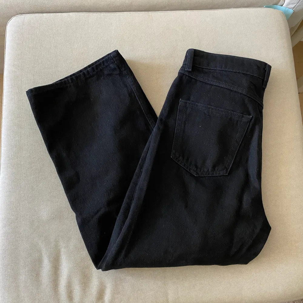 Svarta jeans från Monki. Dem är raka/lite visa i benen.  Använda ett fåtal gånger Storlek 28, upplevs som M. Jeans & Byxor.