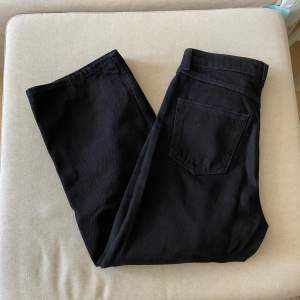 Svarta jeans från Monki. Dem är raka/lite visa i benen.  Använda ett fåtal gånger Storlek 28, upplevs som M
