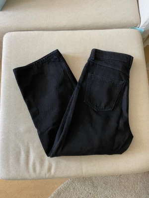 Svarta jeans  - Svarta jeans från Monki. Dem är raka/lite visa i benen.  Använda ett fåtal gånger Storlek 28, upplevs som M