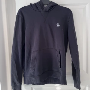 Hoodie Penguin - Svart hoodie från Penguin by munsingwear Strl M passar S 