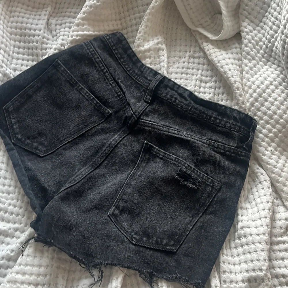 Jeans shorts med små slitsar/ slitningar på några ställen. Står att de är highwaist men de är dem verkligen inte. Aldrig använda. . Shorts.