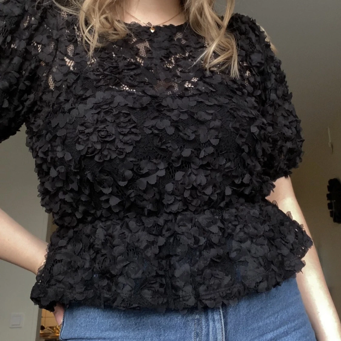 Svart topp med blommor  - 90