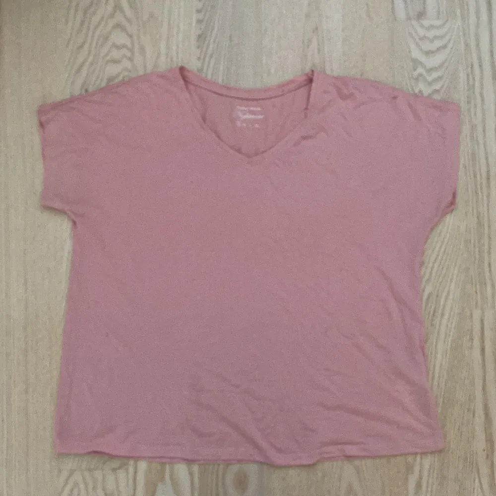 T-shirt från Nightwear i storlek S men skulle säga M. Använd fåtal gånger därav nyskick. Säljer pga att den inte används. . T-shirts.